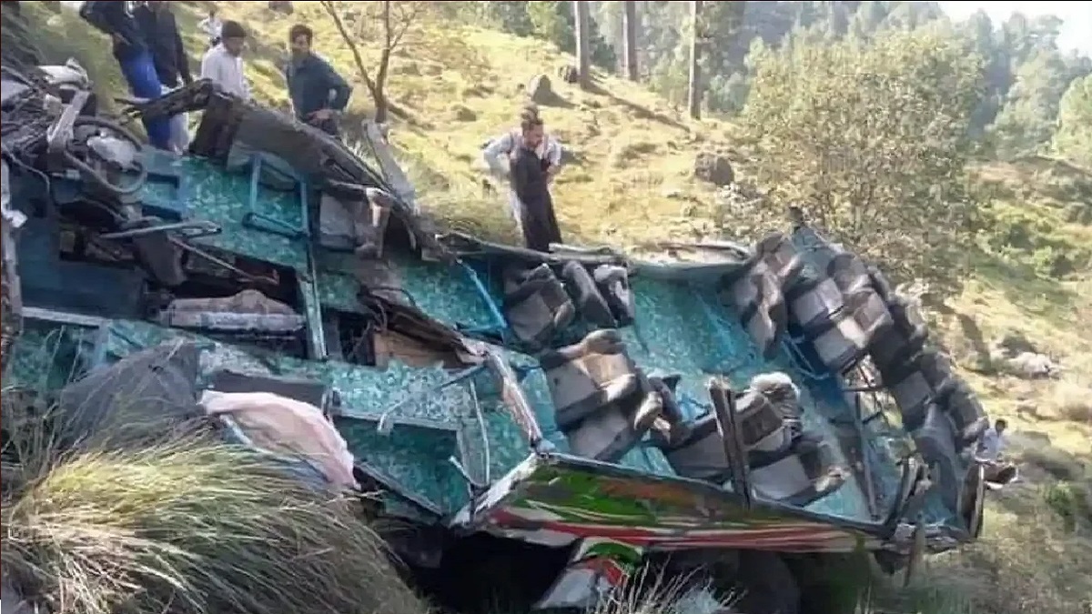 পাকিস্তানে বাস দুর্ঘটনায় নিহত ২২