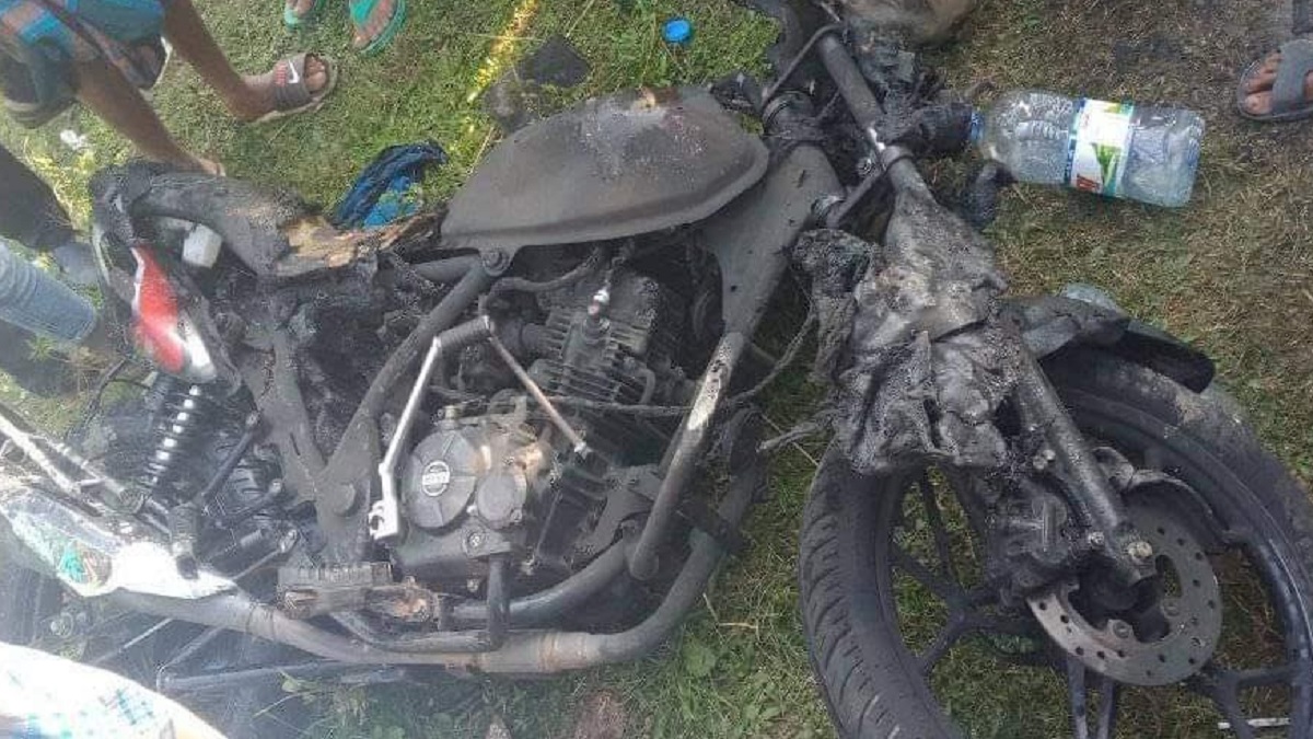 পিকনিকের বাসের সাথে সংঘর্ষে নিহত মোটরসাইকেল চালক, আগুনে পুড়ে গেলো বাইক