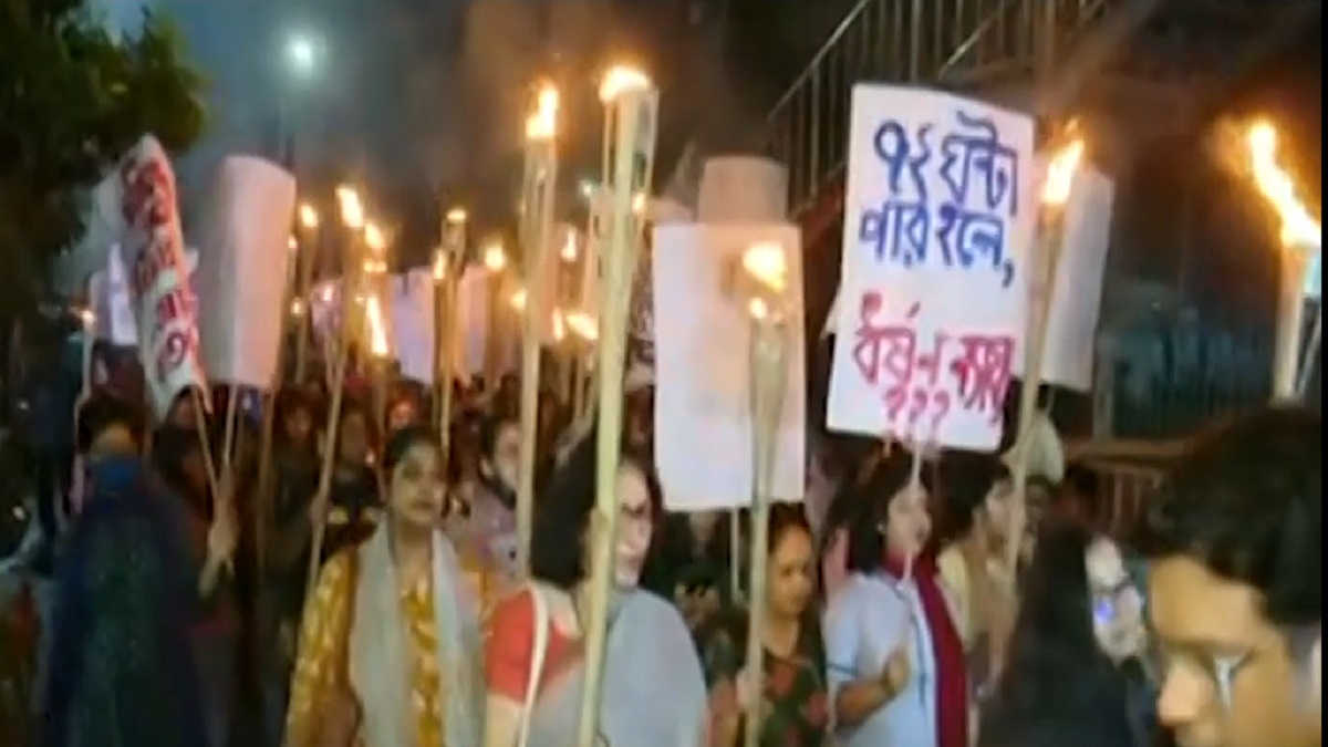 ধর্ষণ মামলায় আইনের বিতর্কিত ধারা বাতিলের দাবিতে রাজধানীতে মশাল মিছিল