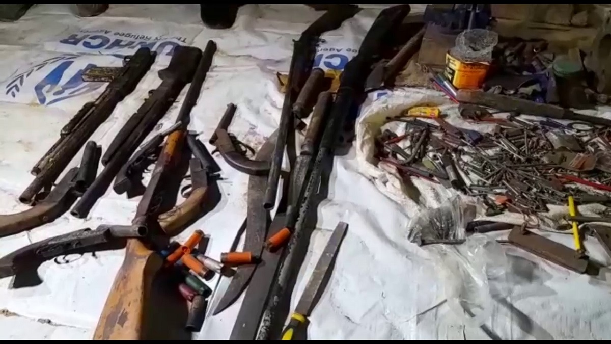 রোহিঙ্গা ক্যাম্পে অস্ত্র কারখানার সন্ধান, র্যাবের সাথে গোলাগুলি