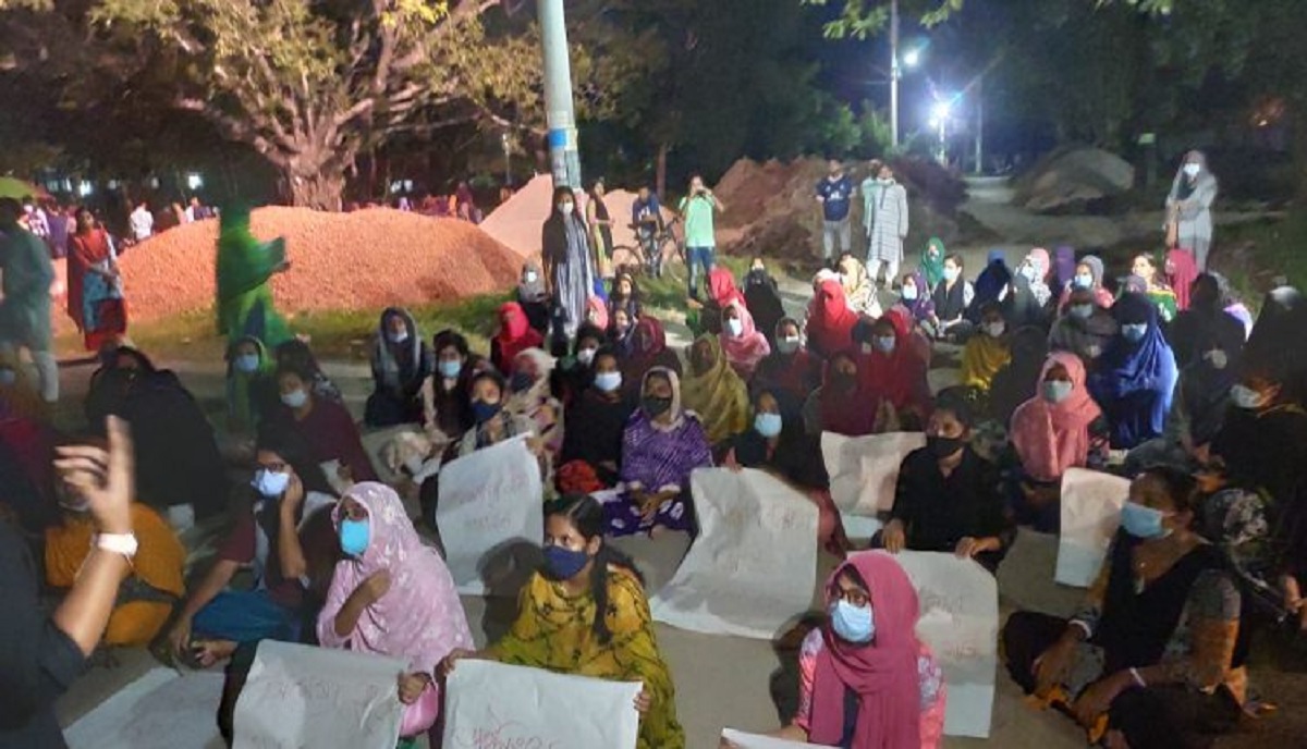 রাবিতে সান্ধ্য আইন বাতিলের দাবিতে ছাত্রীদের অবস্থান কর্মসূচি