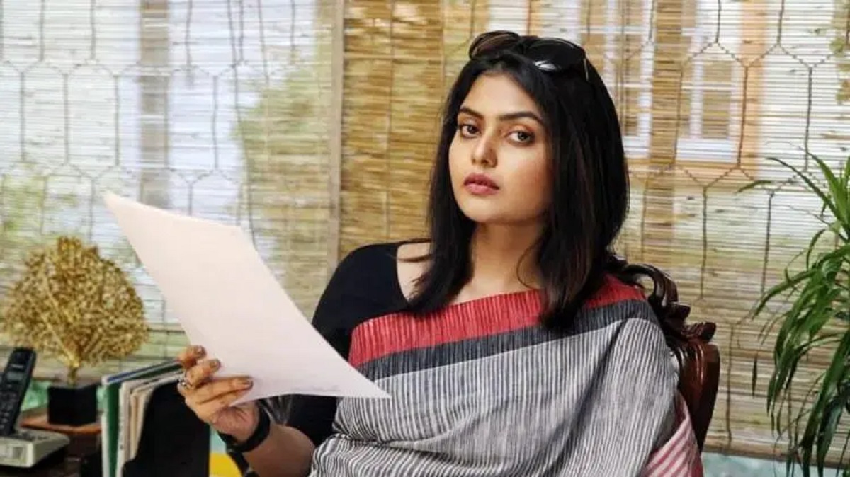 ল্যান্ডিংয়ের সময় সামনে কুকুর! ফের আকাশে উড়লো সায়নীর বিমান