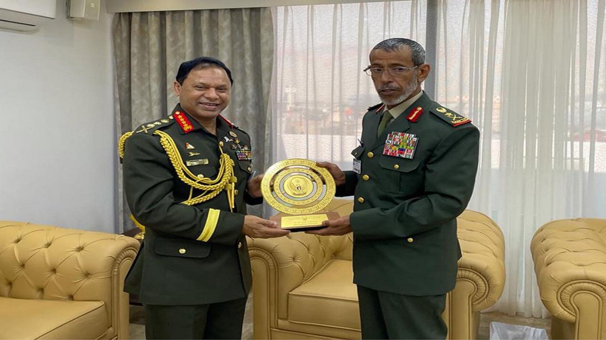 সংযুক্ত আরব আমিরাত সফর শেষে দেশে ফিরলেন সেনাবাহিনী প্রধান