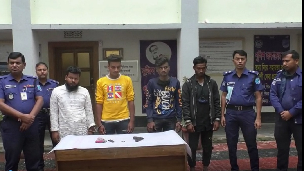 গরুর ফার্মে অস্ত্র রেখে অন্যকে ফাঁসাতে গিয়ে পুলিশের জালে আটক ৪ যুবক