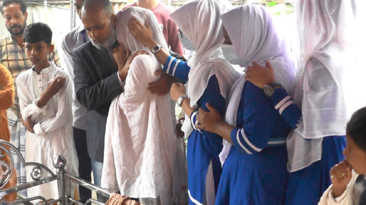 নরসিংদীতে বাবার লাশ বাড়িতে রেখে পরীক্ষার হলে সিনথিয়া