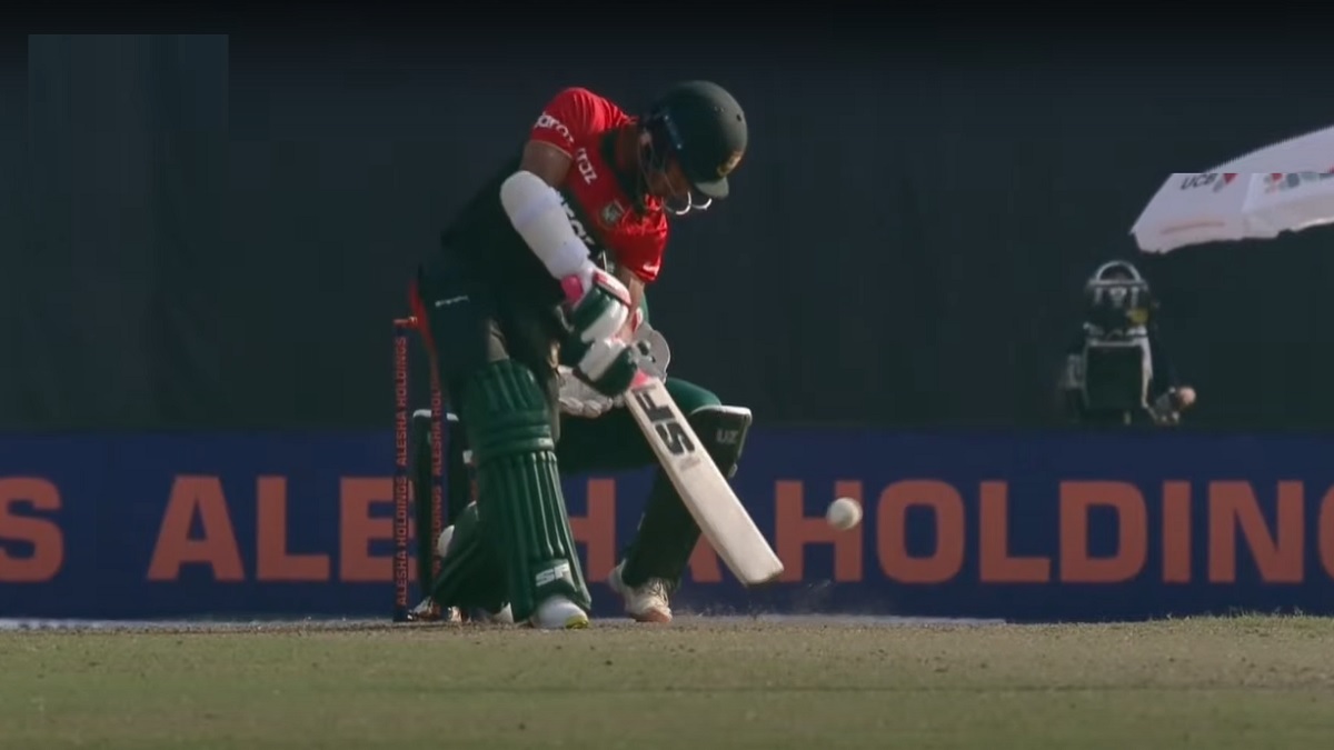 মন্থর ব্যাটিং, নেই ৩ উইকেট