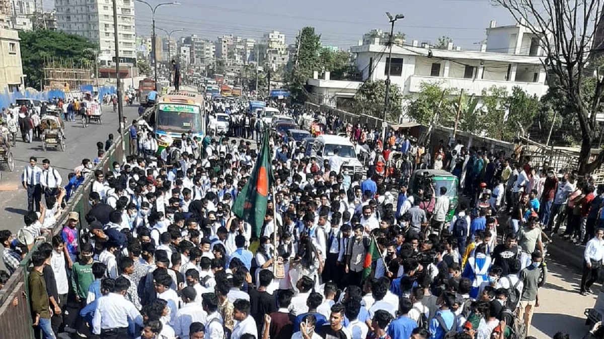 সারাদেশে হাফভাড়া চালুর দাবিতে অনড় আন্দোলনরত শিক্ষার্থীরা, বিক্ষোভ অব্যাহত