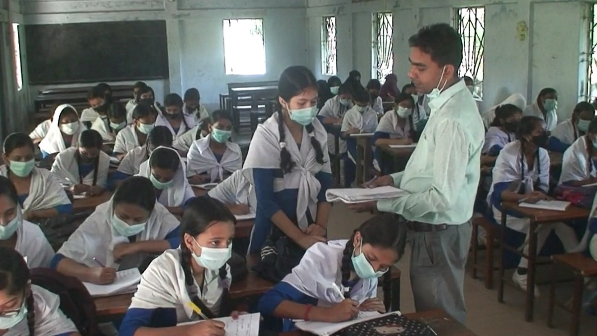 এক শিক্ষকই নিচ্ছেন ষষ্ঠ-দশম শ্রেণির সকল ক্লাস, পালন করছেন নৈশ প্রহরীর দায়িত্বও