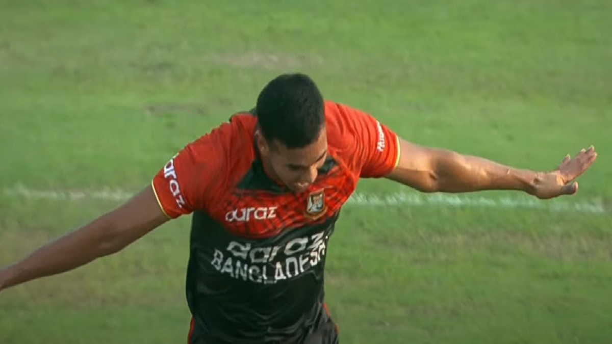 বাবর-রিজওয়ানের স্ট্যাম্প উপড়ালেন তাসকিন-মোস্তাফিজ