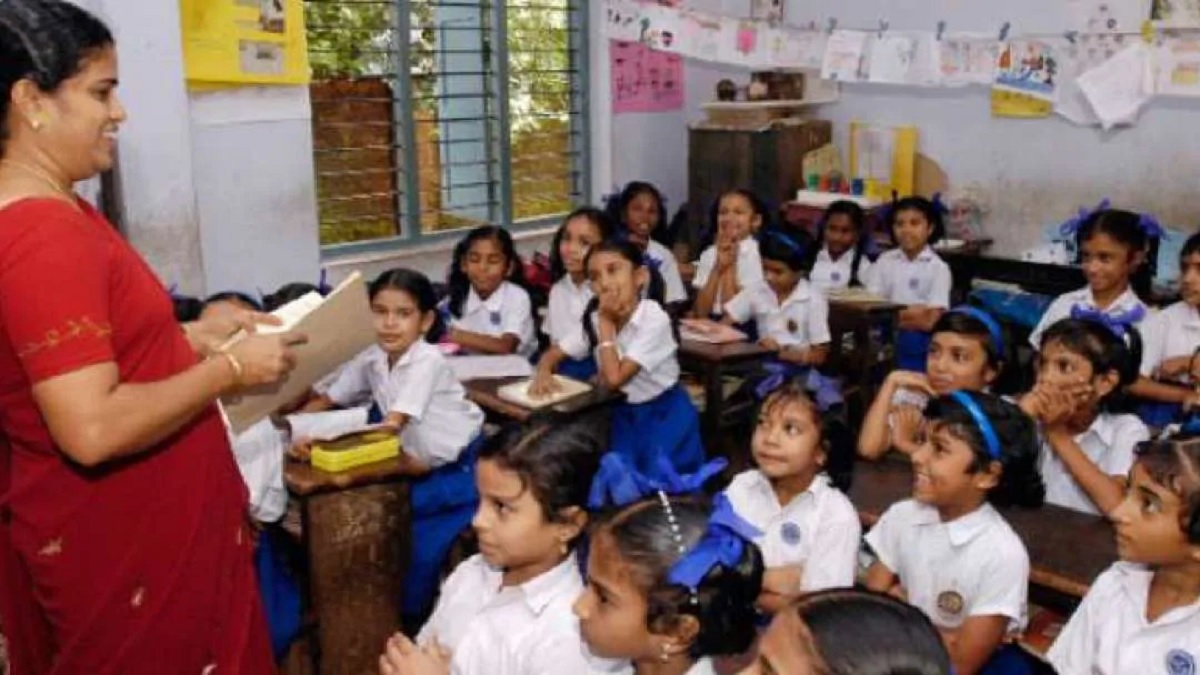 শাড়ি পরতে আর বাধ্য করা যাবে না শিক্ষিকাদের