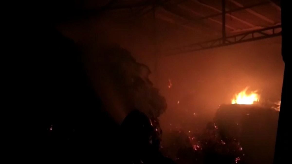 টঙ্গীতে তুলার গুদামে আগুন