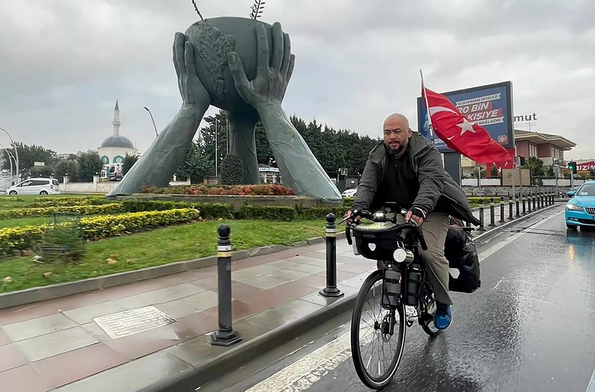 সাইকেলে চেপে বিশ্ব থেকে ইসলামভীতি দূর করতে চান এ তুর্কি নাগরিক