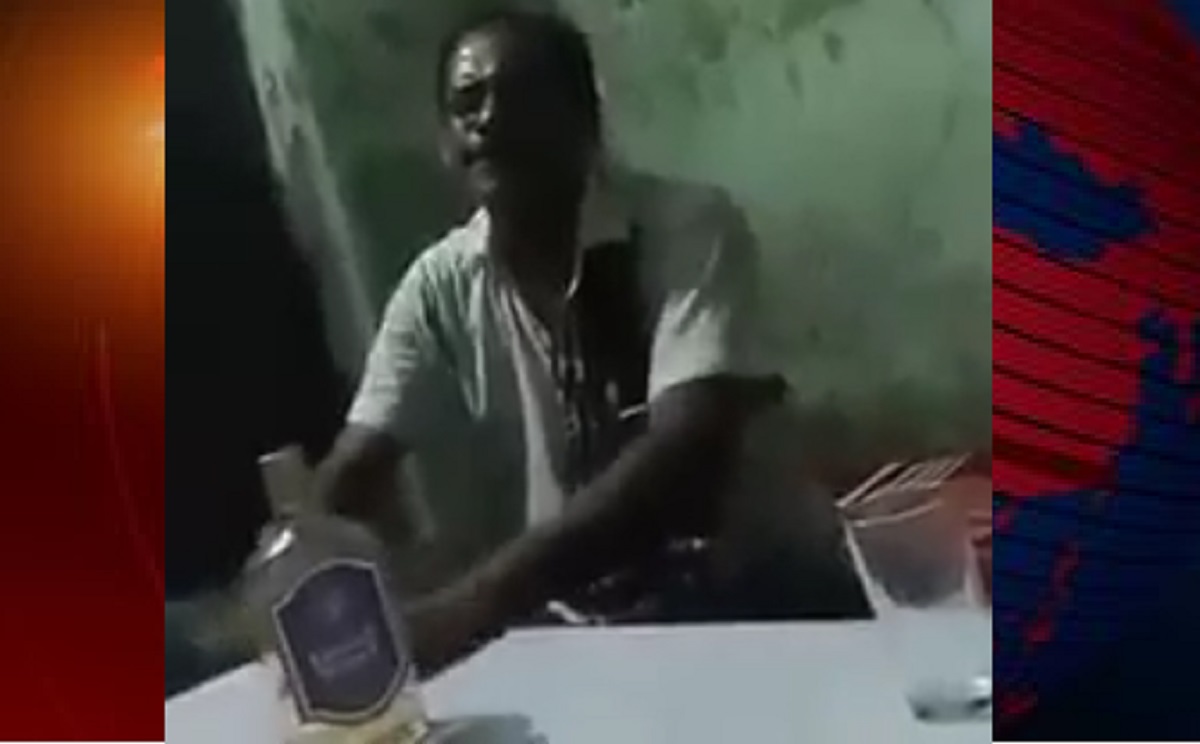 মদের বোতল নিয়ে গলা ছেড়ে আ.লীগ চেয়ারম্যান প্রার্থীর গান! (ভিডিও)