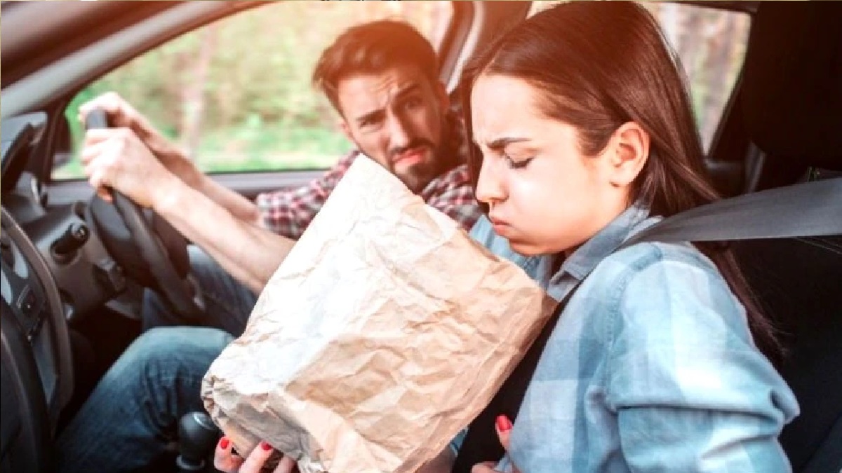 গাড়িতে উঠলেই বমি পায়? জেনে নিন মুক্তির উপায়