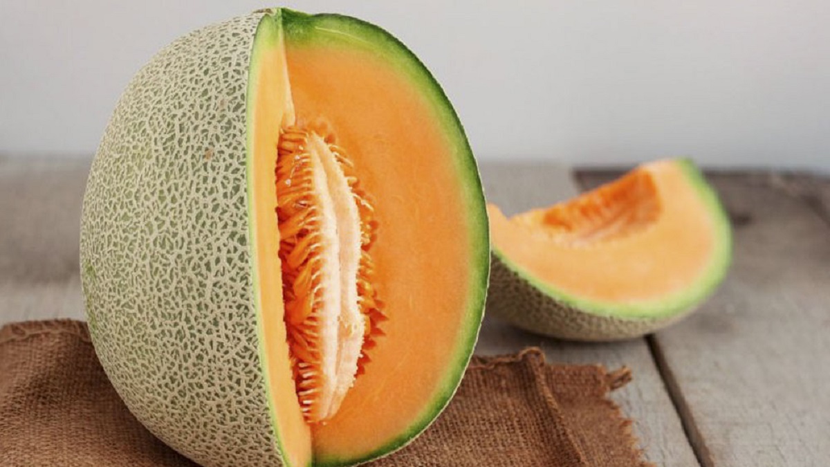 পৃথিবীর সবচেয়ে দামি ফল, জোড়া বিক্রি হয় ৩৫ লাখ