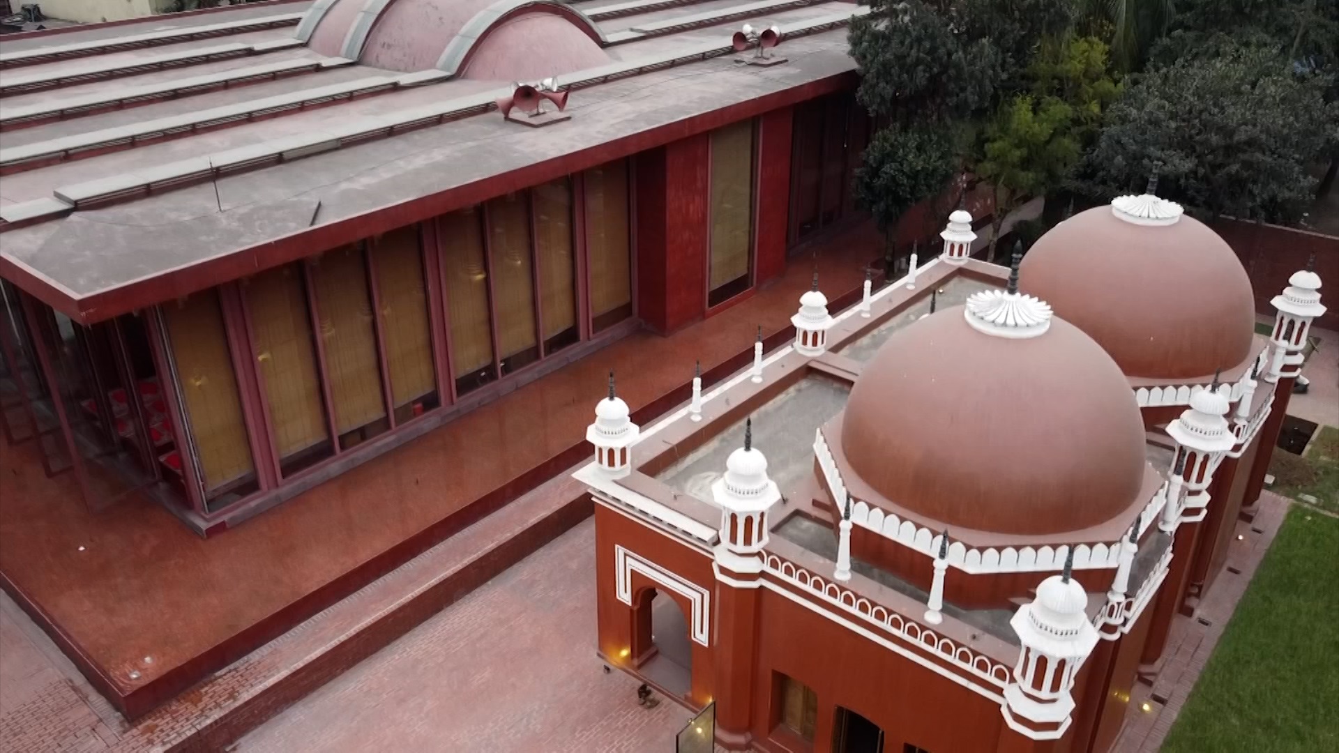 ঢাকার যে মসজিদটি বিশ্বজুড়ে পরিচিত, দেখুন কয়েকটি ছবি