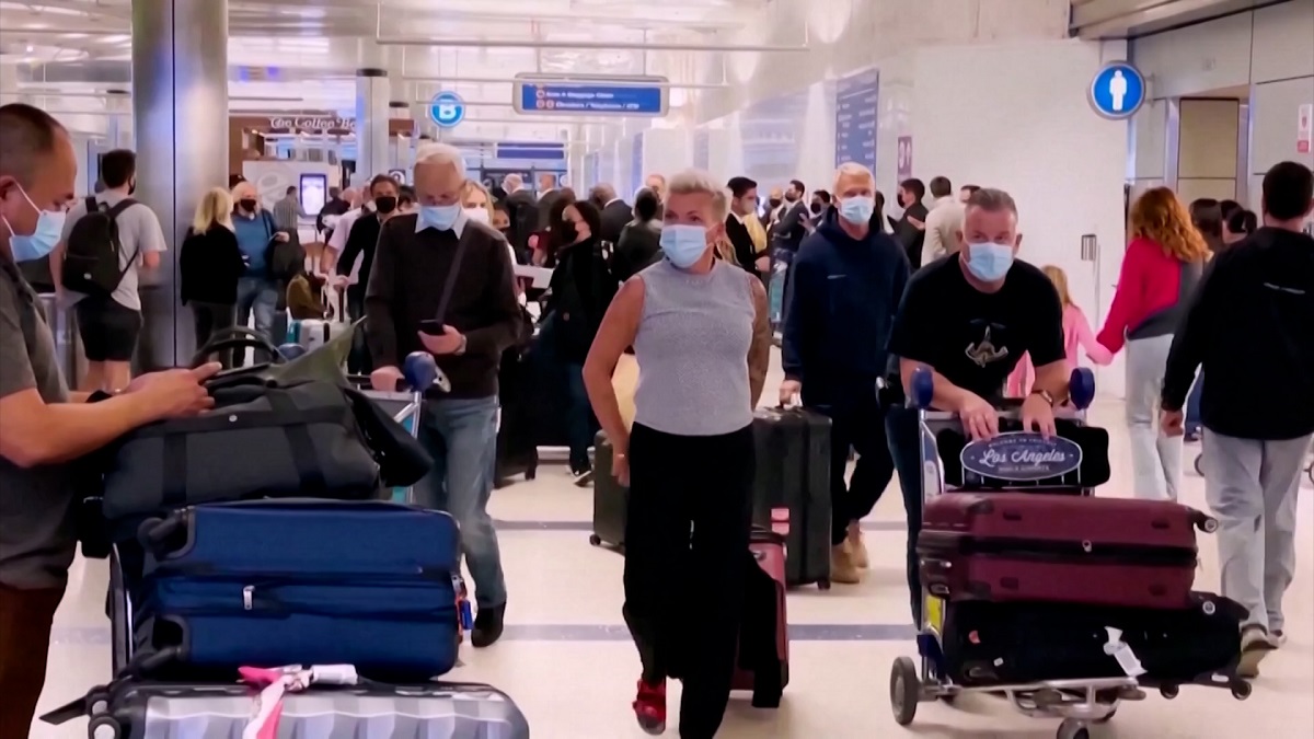 পশ্চিমা বিশ্বে ফ্লাইট বাতিলের ধাক্কায় ভোগান্তিতে লাখো মানুষ