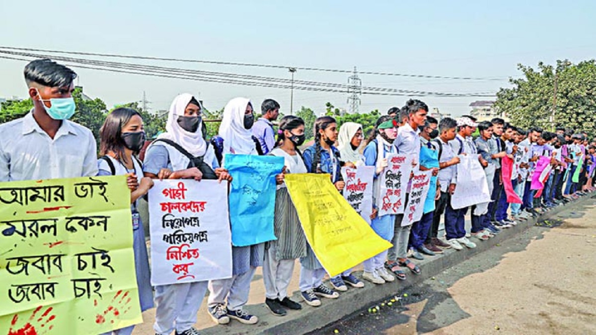 সারাদেশে হাফ ভাড়া কার্যকরসহ ১২ দফা দাবিতে আজও রামপুরায় শিক্ষার্থীরা