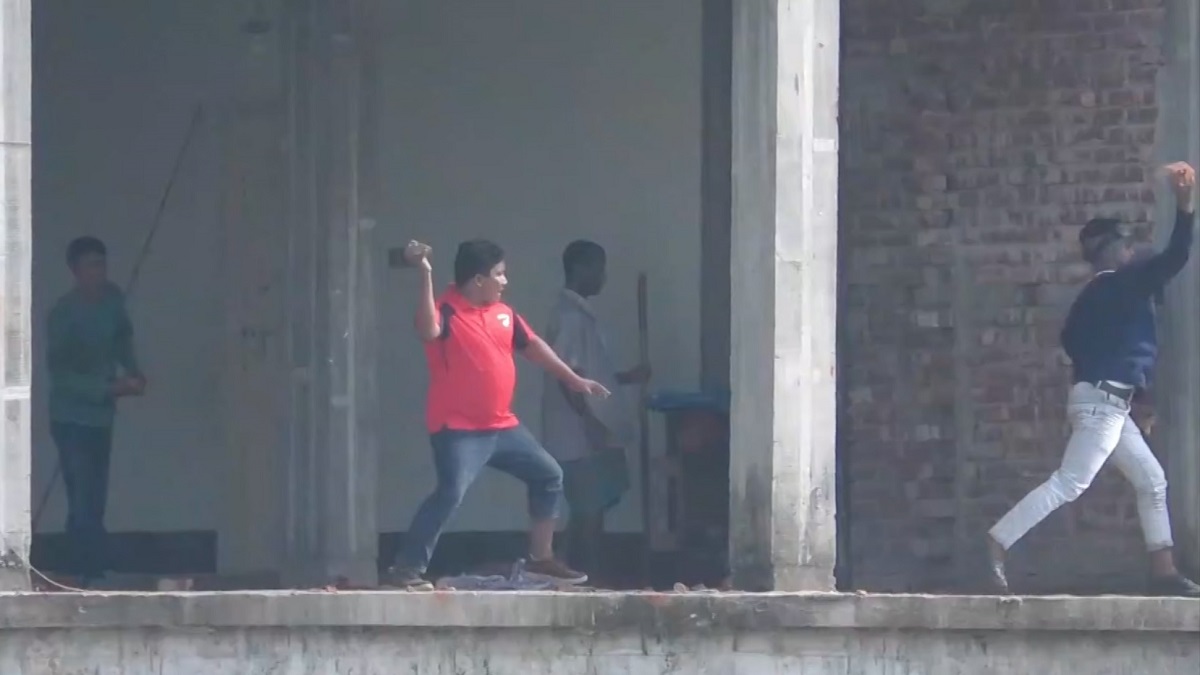 নারায়ণগঞ্জে নির্বাচনে হারের বদলা নিতে মেম্বারপ্রার্থীর তাণ্ডব!