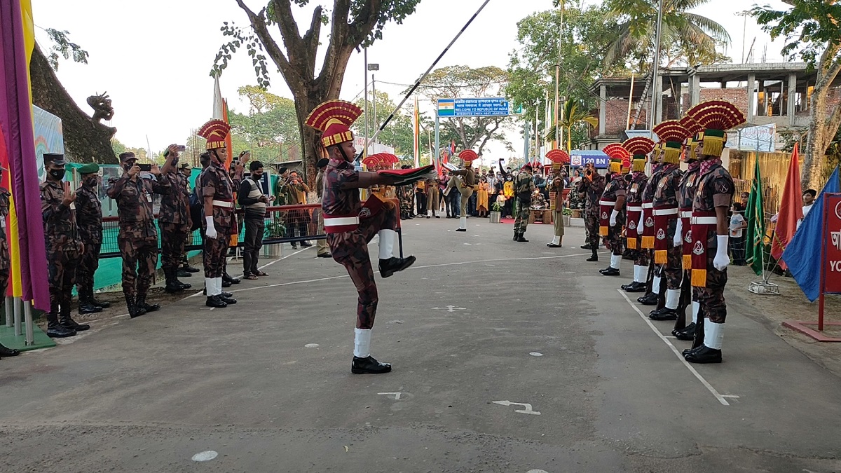 আখাউড়া সীমান্তে বিজিবি-বিএসএফের যৌথ ‘রিট্রিট সিরিমনি’ প্যারেড অনুষ্ঠিত