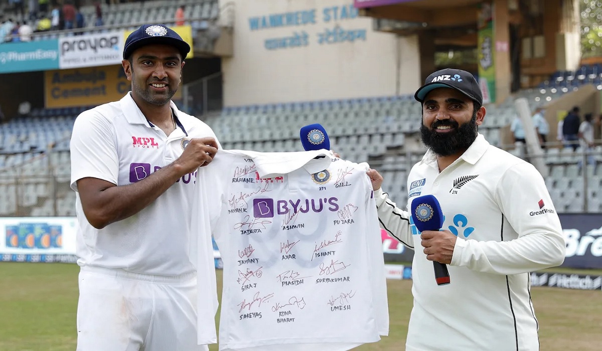 আজাজ প্যাটেলকে বিশেষ সম্মাননা দিলো ভারতীয় ক্রিকেটাররা