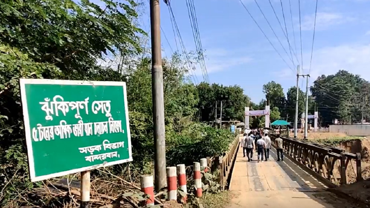 ঝুঁকিপূর্ণ সেতু ভেঙে বান্দরবানে তৈরি হচ্ছে আধুনিক ব্রিজ