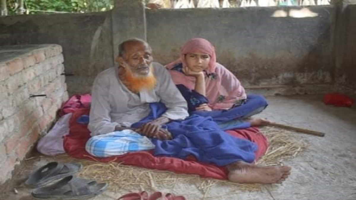 মেয়েসহ ৭৫ বছরের বৃদ্ধের ঠাঁই হলো প্রতিবেশীর গোয়াল ঘরে