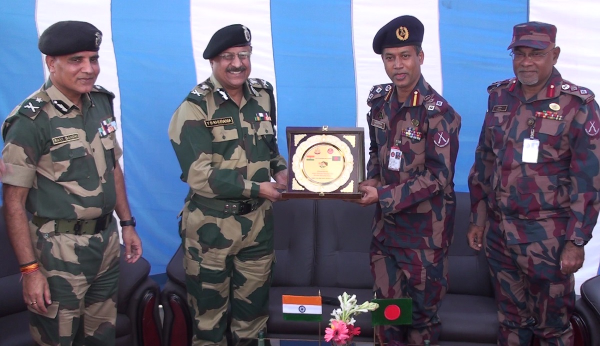 হিলি সীমান্তে বিএসএফ- বিজিবির সৌজন্য সাক্ষাৎ