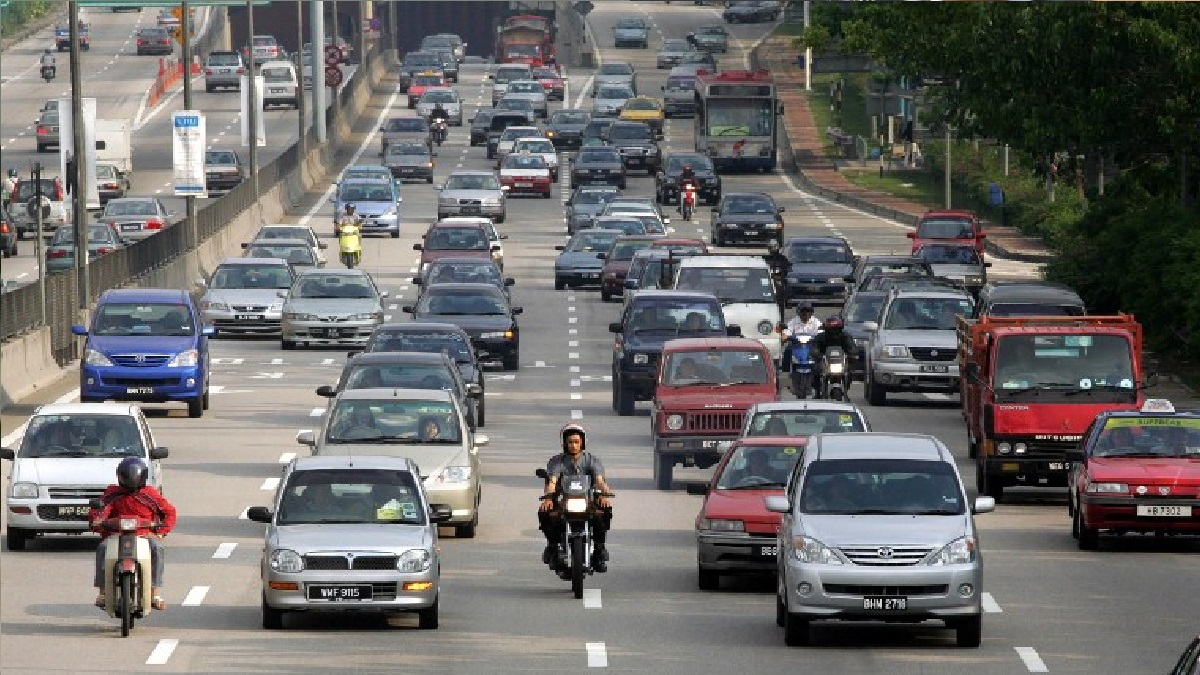 হাসপাতাল থেকে ফিরিয়ে দেয়ায় গাড়িতেই সন্তান প্রসব নারীর