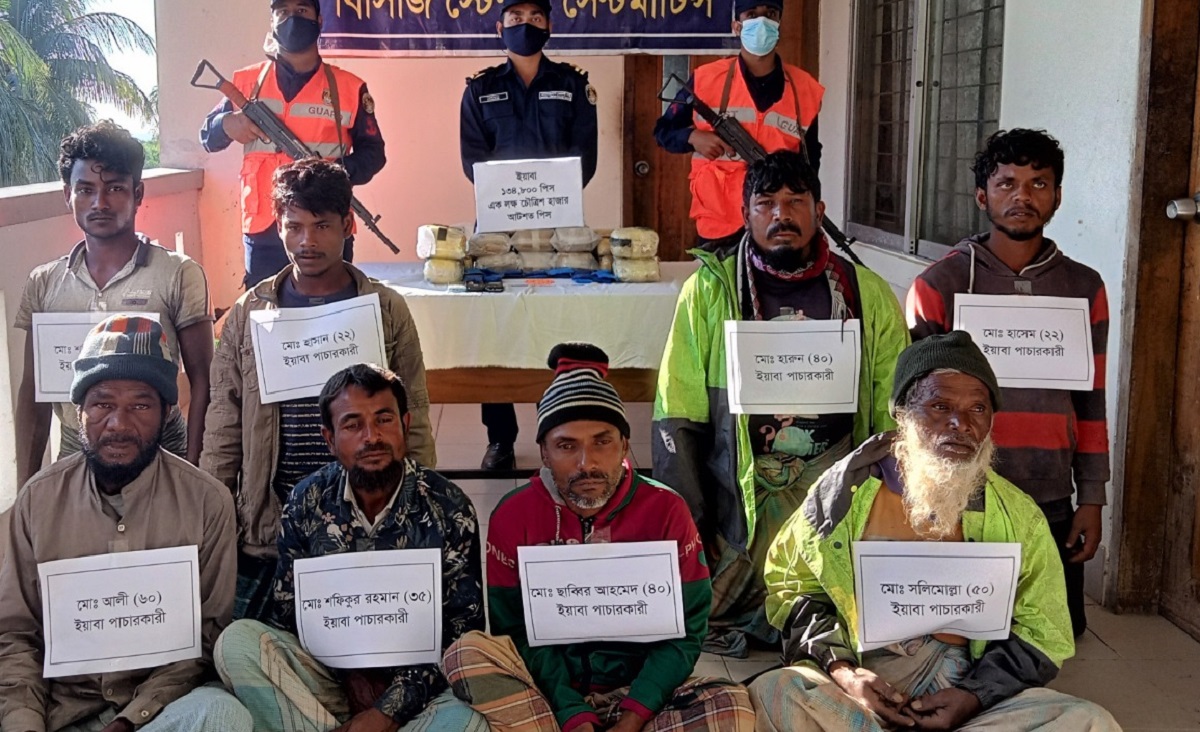 সেন্টমার্টিনের ছেঁড়া দ্বীপে লক্ষাধিক পিস ইয়াবাসহ আটক ৮