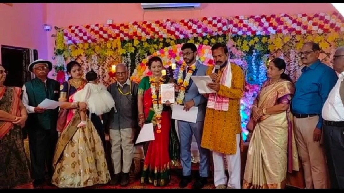 প্রথা ভাঙার বিয়ে, সংবিধান ছুঁয়ে নতুন জীবনের সূচনা