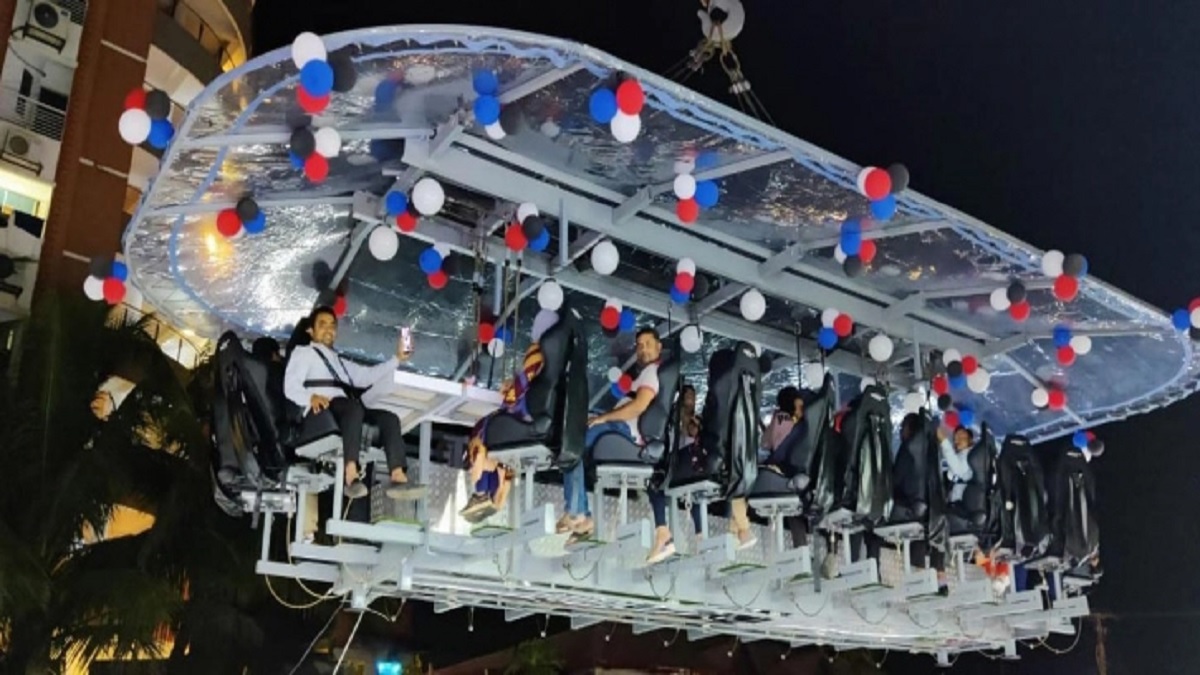 কক্সবাজারে ‘উড়ন্ত রেস্টুরেন্ট’, বসলেই ৪ হাজার টাকা!