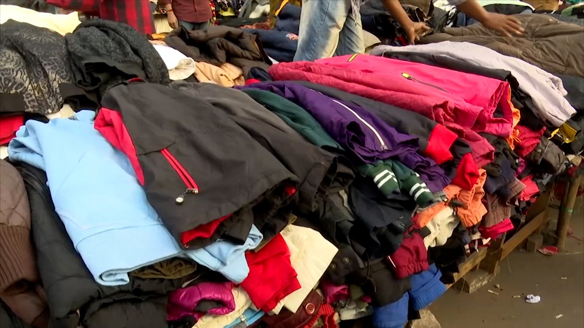 চট্টগ্রামে জমে উঠেছে শীতবস্ত্রের বাজার