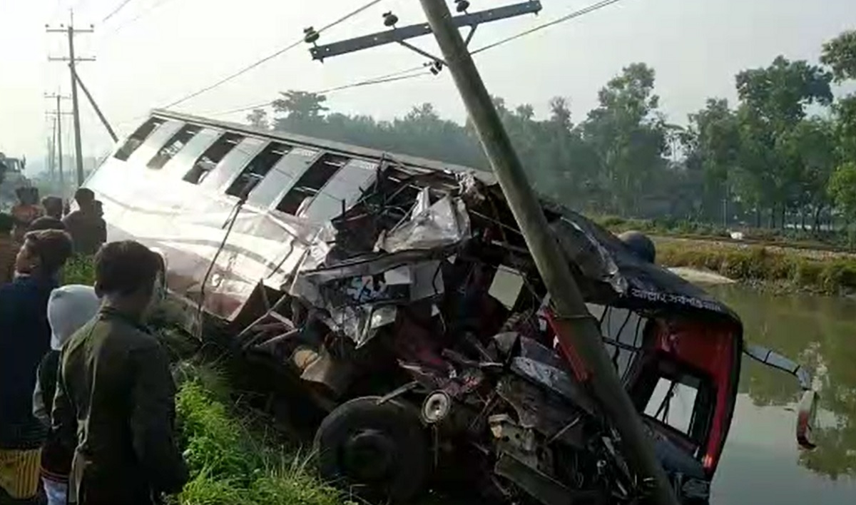 কুমিল্লায় বাস-কাভার্ডভ্যান সংঘর্ষে নিহত ১, আহত ৭
