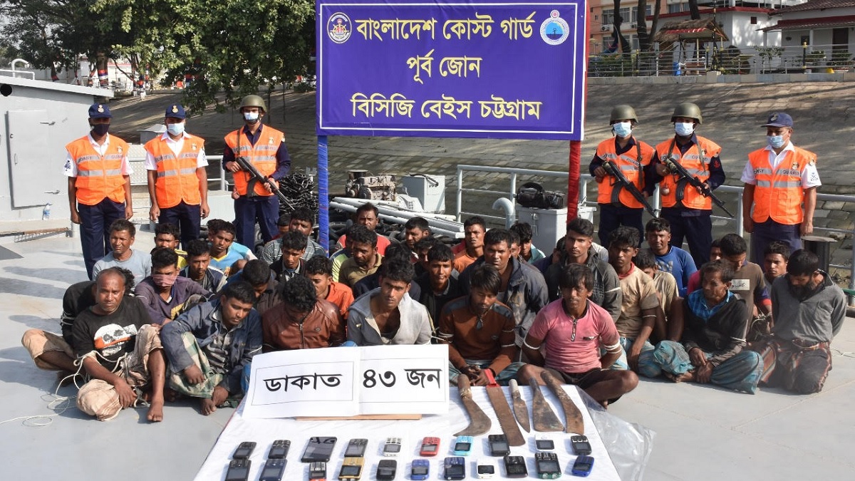 গভীর সমুদ্রে বাণিজ্যিক জাহাজে ডাকাতি, আটক ৪৩