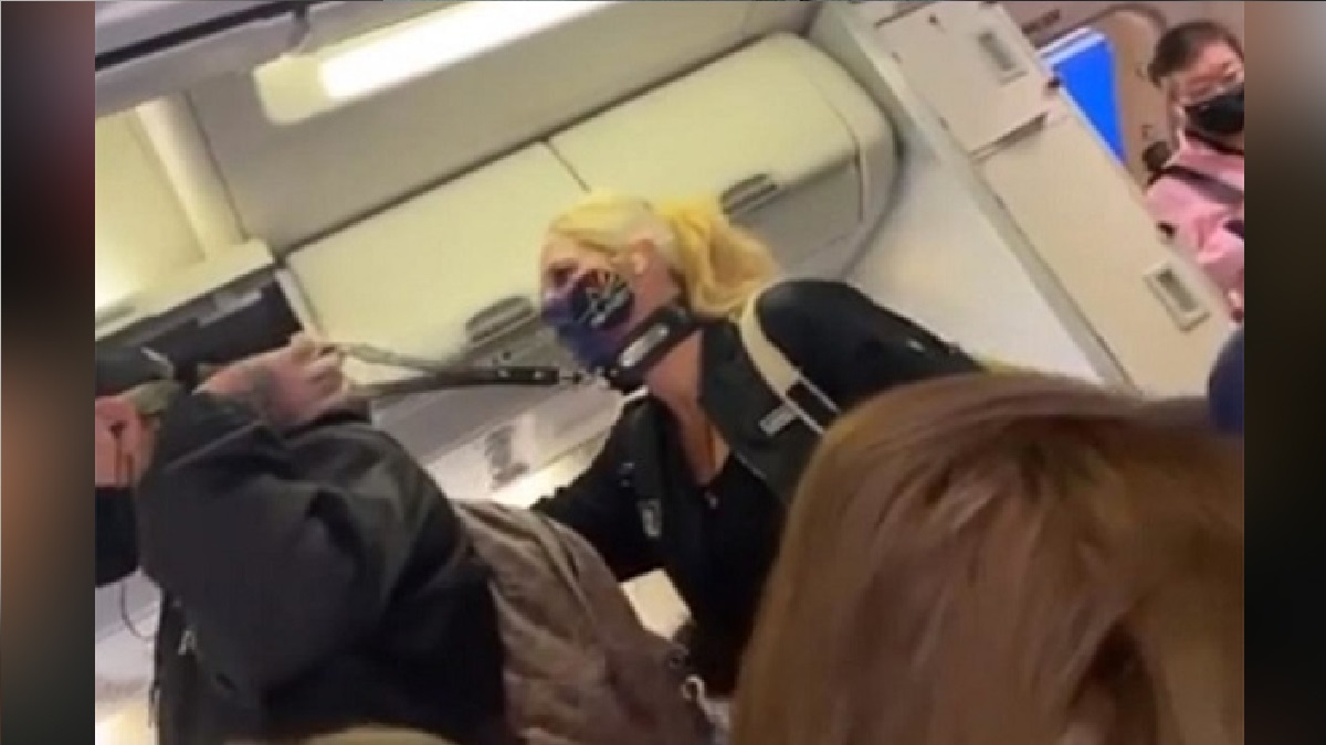 প্রেমিকার গলায় ডগ বেল্ট বেঁধে বিমানে তুললেন প্রেমিক!