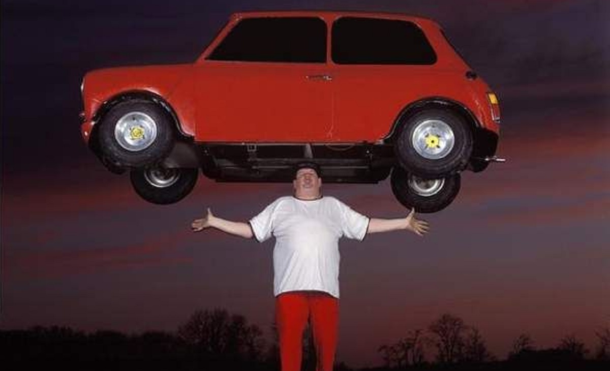 মাথায় গাড়ি নিয়ে হাঁটতে পারেন যে বৃদ্ধ