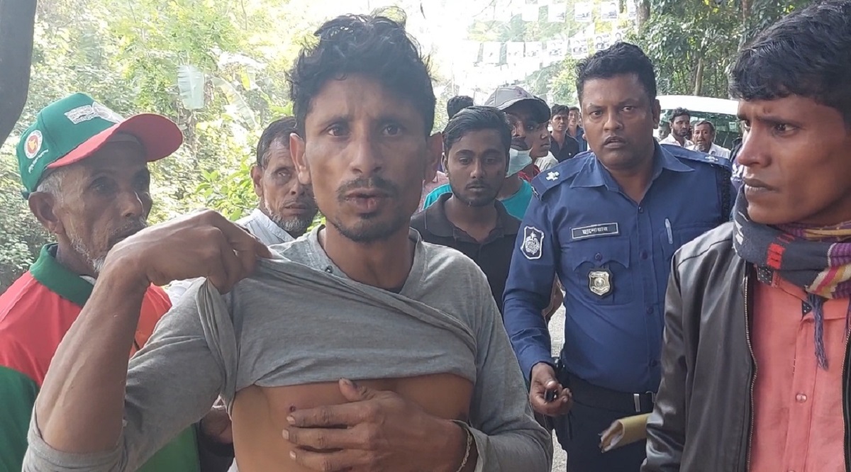 ফেনীতে কেন্দ্র দখল নিয়ে সংঘর্ষ; মা ও শিশুসহ গুলিবিদ্ধ ১১