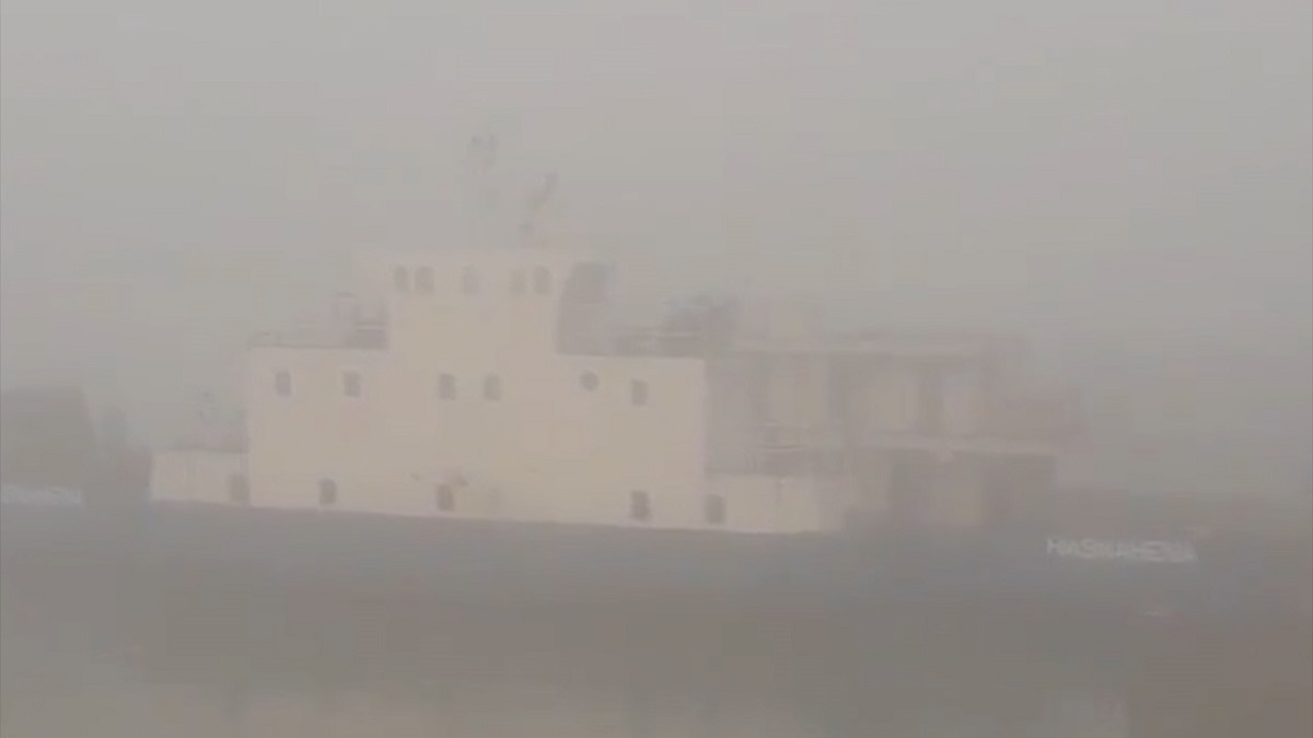 দৌলতদিয়া-পাটুরিয়ায় চলছে না নৌযান, মাঝ নদীতে আটকা পড়েছে ৫টি ফেরি