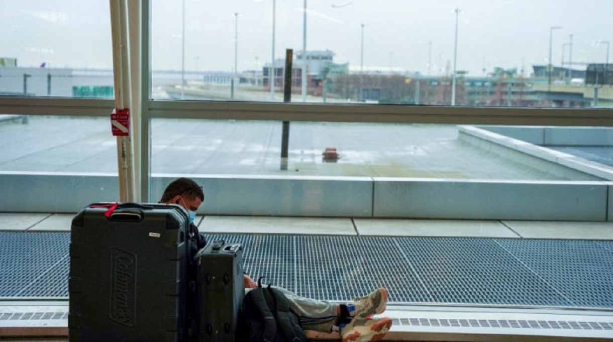 ওমিক্রন ঠেকাতে বিশ্বজুড়ে বাতিল ৪ হাজারের বেশি ফ্লাইট