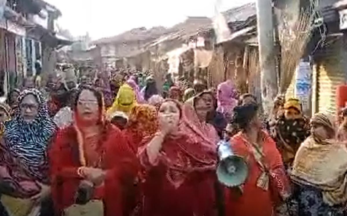 উপজেলা চেয়ারম্যানের বিরুদ্ধে মহিলা আওয়ামী লীগের ঝাড়ু মিছিল