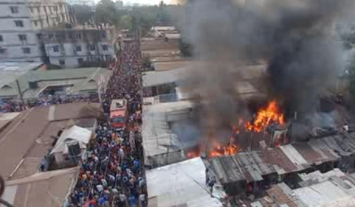 গাজীপুরে গার্মেন্টসে আগুন, পুড়ে গেছে পাশ্ববর্তী কয়েকটি দোকান-বসত ঘর