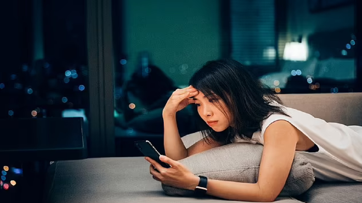 প্রেমিকা ঘুমে, চোখের পাতা তুলে ফোনের লক খুলে ২০ লাখ টাকা চুরি করলো প্রেমিক