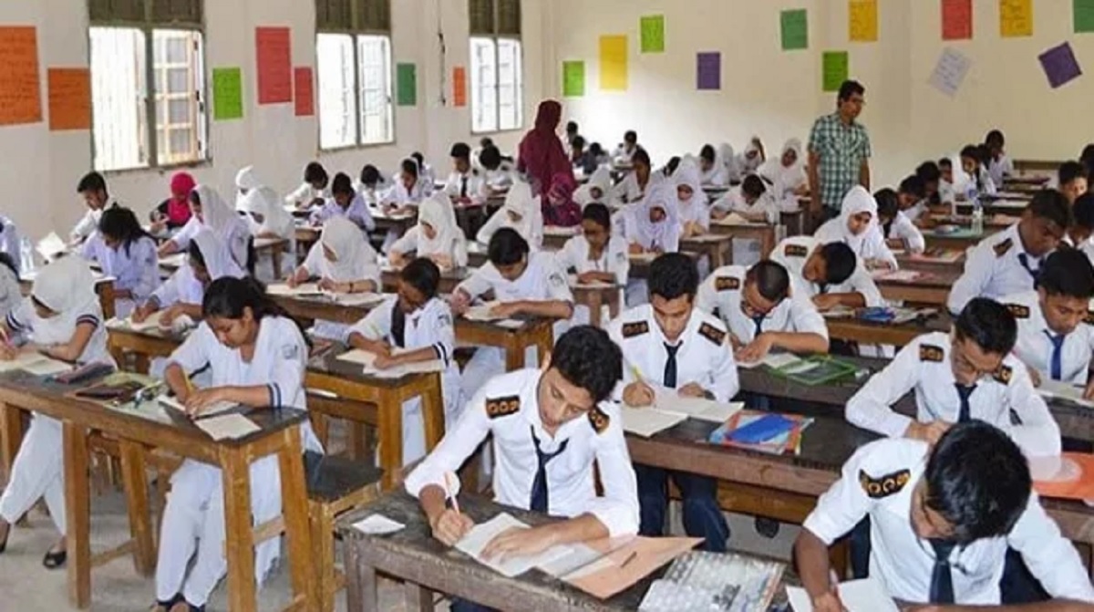 সকাল সাড়ে ৮টা থেকে কেন্দ্রে ঢুকতে পারবেন ঢাকা বোর্ডের এইচএসসি পরীক্ষার্থীরা