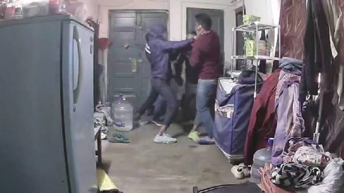 প্রেমিকাকে দামি উপহার দিতে ডাকাতি, শেষে পুলিশের হাতে আটক যুবক