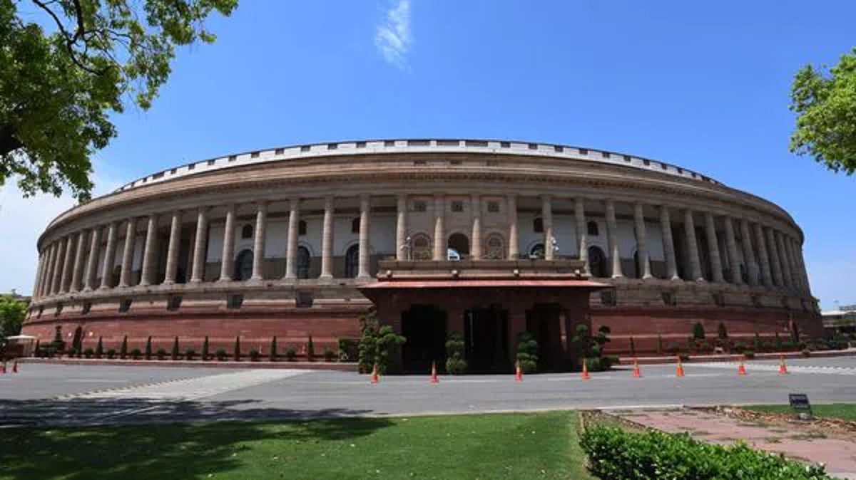 অধিবেশন চলাকালীন ভারতের সংসদ ভবনে হঠাৎ আগুন