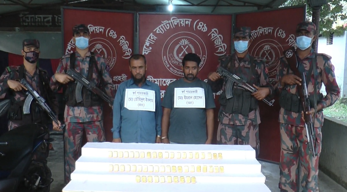 তিন হাজার টাকার বিনিময়ে ৪ কোটি টাকার স্বর্ণ চোরাচালান; আটক ২