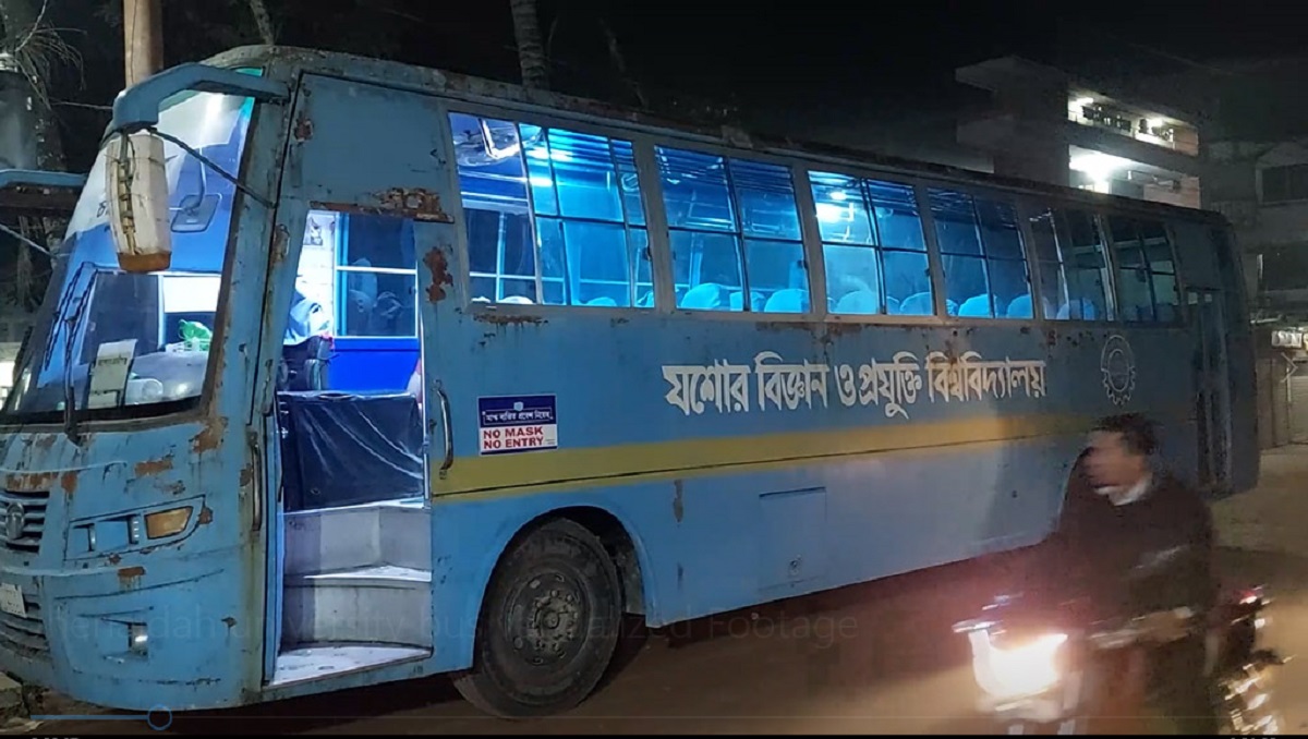 ঝিনাইদহে যবিপ্রবির বাস ভাঙচুর, শিক্ষার্থীদের মারধরের অভিযোগ