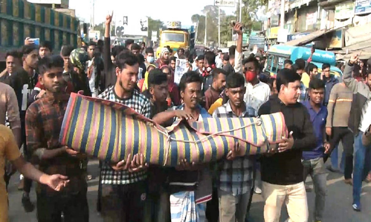 ঝিনাইদহে গৃহবধূকে পিটিয়ে হত্যার অভিযোগ, লাশ নিয়ে বিক্ষোভ মিছিল
