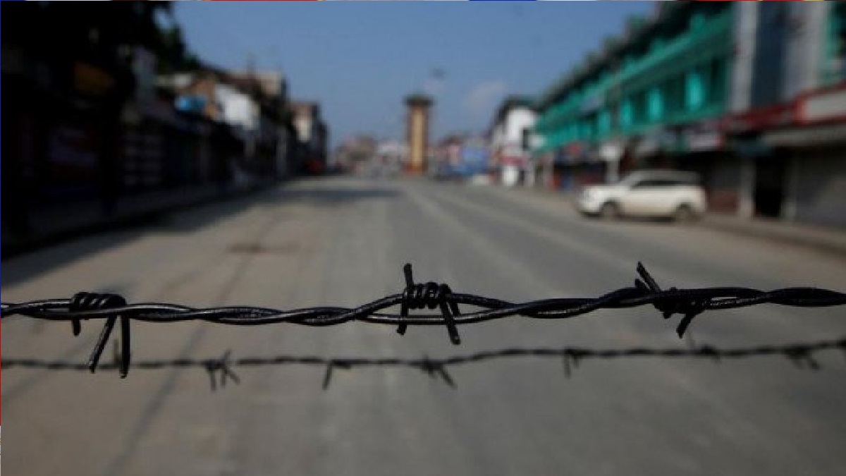 কাশ্মিরে পুলিশ বাসে হামলা, নিহত ২